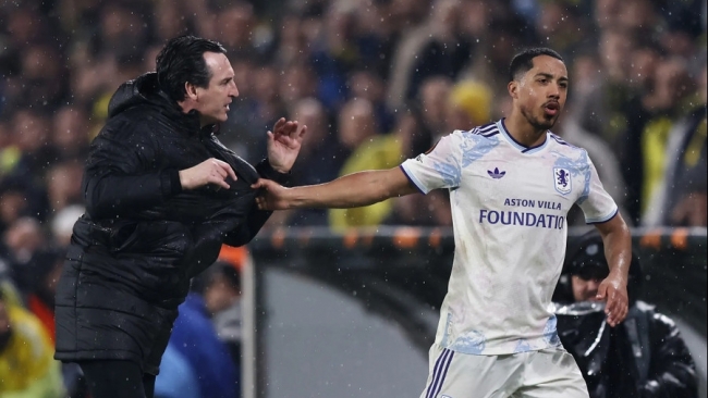 HLV Aston Villa hành động gây sốc với học trò