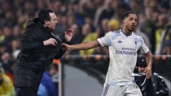 HLV Aston Villa hành động gây sốc với học trò