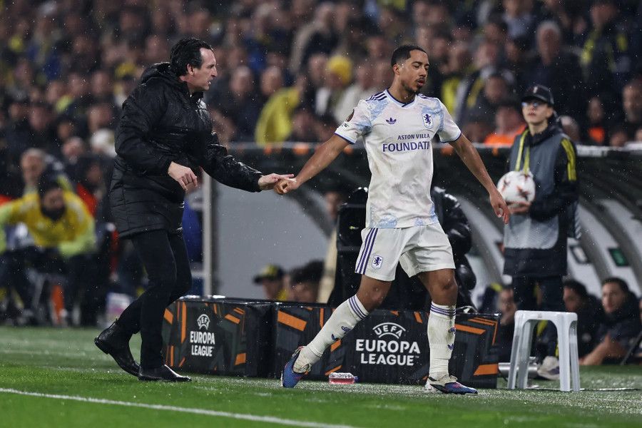 HLV Aston Villa hành động gây sốc với học trò HLV Aston Villa hành động gây sốc với học trò