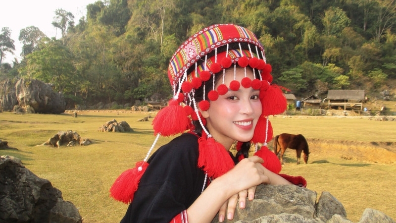 Hoa hậu Tiểu Vy hóa nàng thơ giữa núi rừng, khoe vẻ đẹp 'ngàn năm có một'