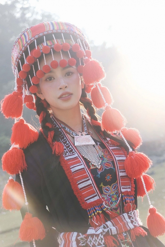 Hoa hậu Tiểu Vy hóa nàng thơ giữa núi rừng, khoe vẻ đẹp 'ngàn năm có một' Hoa hậu Tiểu Vy hóa nàng thơ giữa núi rừng, khoe vẻ đẹp 'ngàn năm có một'