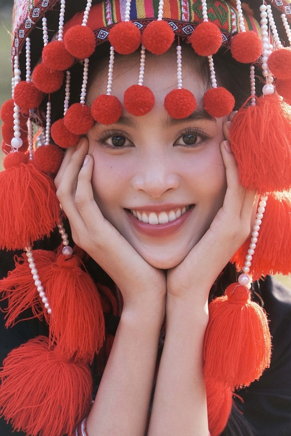 Hoa hậu Tiểu Vy hóa nàng thơ giữa núi rừng, khoe vẻ đẹp 'ngàn năm có một' Hoa hậu Tiểu Vy hóa nàng thơ giữa núi rừng, khoe vẻ đẹp 'ngàn năm có một'