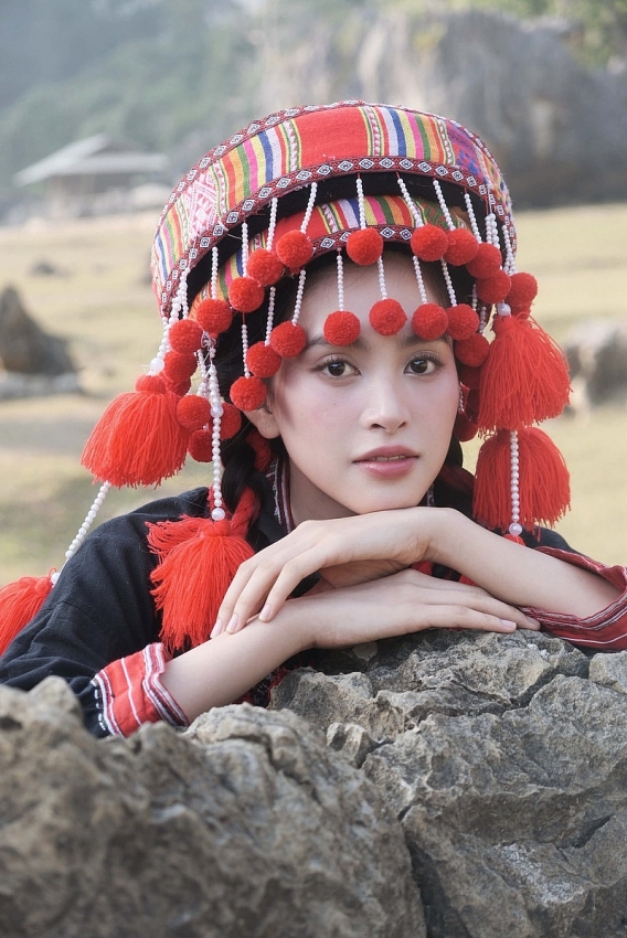 Hoa hậu Tiểu Vy hóa nàng thơ giữa núi rừng, khoe vẻ đẹp 'ngàn năm có một' Hoa hậu Tiểu Vy hóa nàng thơ giữa núi rừng, khoe vẻ đẹp 'ngàn năm có một'