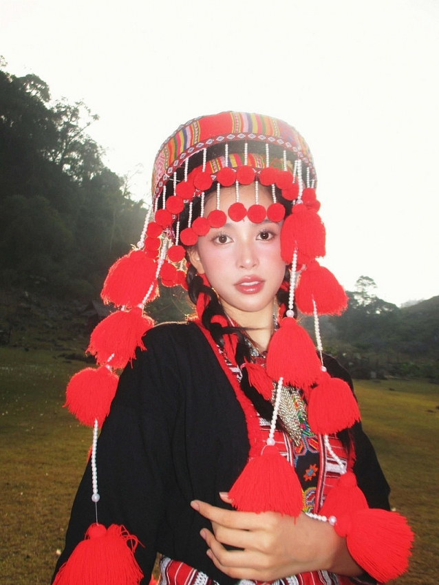 Hoa hậu Tiểu Vy hóa nàng thơ giữa núi rừng, khoe vẻ đẹp 'ngàn năm có một' Hoa hậu Tiểu Vy hóa nàng thơ giữa núi rừng, khoe vẻ đẹp 'ngàn năm có một'