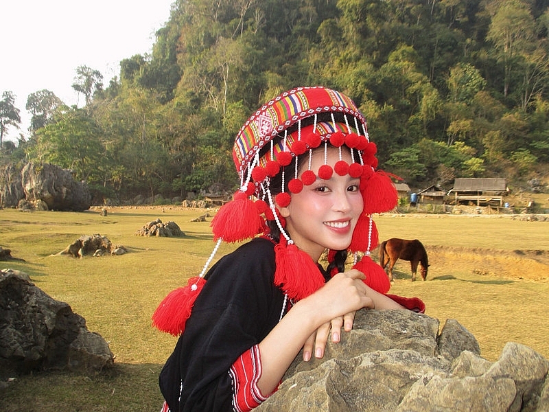 Hoa hậu Tiểu Vy hóa nàng thơ giữa núi rừng, khoe vẻ đẹp 'ngàn năm có một' Hoa hậu Tiểu Vy hóa nàng thơ giữa núi rừng, khoe vẻ đẹp 'ngàn năm có một'