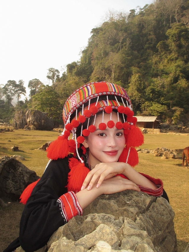 Hoa hậu Tiểu Vy hóa nàng thơ giữa núi rừng, khoe vẻ đẹp 'ngàn năm có một' Hoa hậu Tiểu Vy hóa nàng thơ giữa núi rừng, khoe vẻ đẹp 'ngàn năm có một'