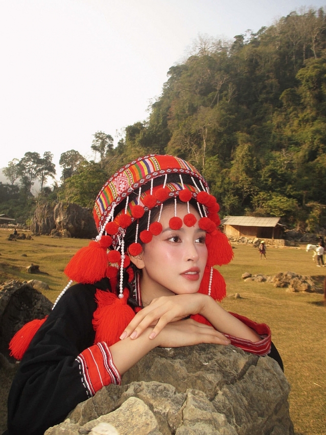 Hoa hậu Tiểu Vy hóa nàng thơ giữa núi rừng, khoe vẻ đẹp 'ngàn năm có một' Hoa hậu Tiểu Vy hóa nàng thơ giữa núi rừng, khoe vẻ đẹp 'ngàn năm có một'