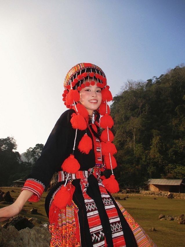 Hoa hậu Tiểu Vy hóa nàng thơ giữa núi rừng, khoe vẻ đẹp 'ngàn năm có một' Hoa hậu Tiểu Vy hóa nàng thơ giữa núi rừng, khoe vẻ đẹp 'ngàn năm có một'