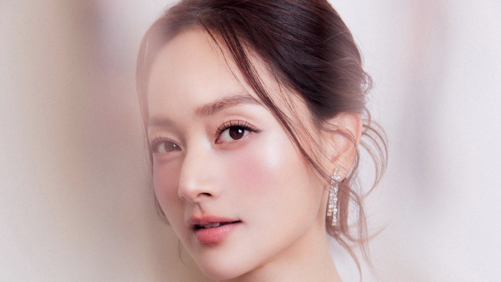 Diễn viên Lan Phương khoe vẻ rạng rỡ, gợi cảm tại sự kiện