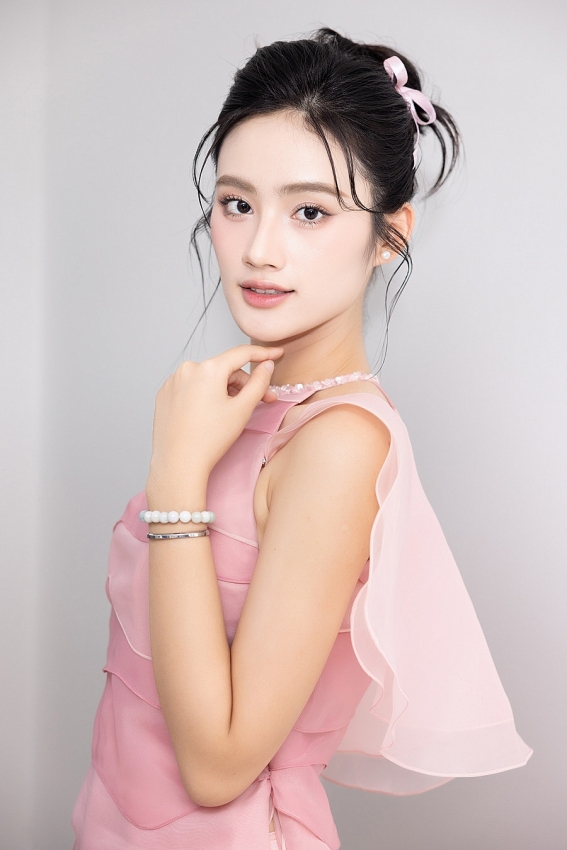 Bảo Ngọc, Ý Nhi trao 1200 phần quà, vé xe miễn phí cho người dân về quê đón Tết Bảo Ngọc, Ý Nhi trao 1200 phần quà, vé xe miễn phí cho người dân về quê đón Tết