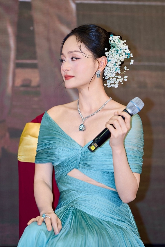 Diễn viên Lan Phương khoe vẻ rạng rỡ, gợi cảm tại sự kiện