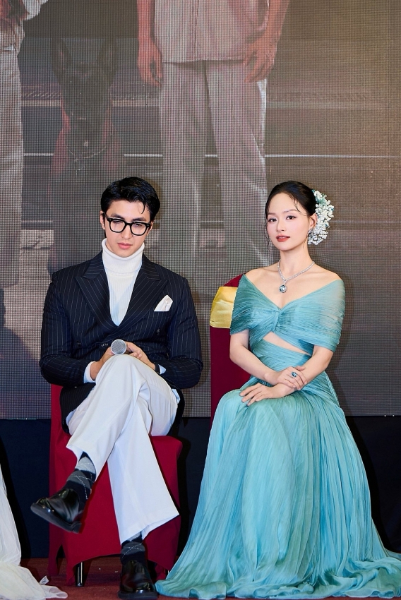 Diễn viên Lan Phương khoe vẻ rạng rỡ, gợi cảm tại sự kiện