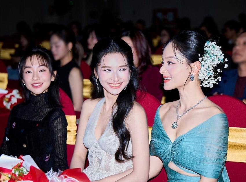 Diễn viên Lan Phương khoe vẻ rạng rỡ, gợi cảm tại sự kiện