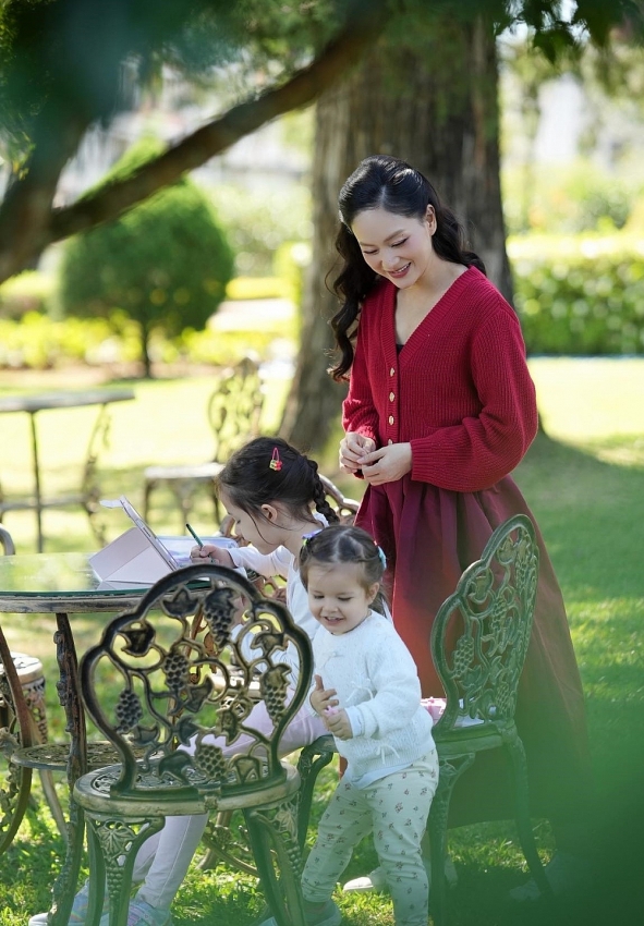 Diễn viên Lan Phương khoe vẻ rạng rỡ, gợi cảm tại sự kiện