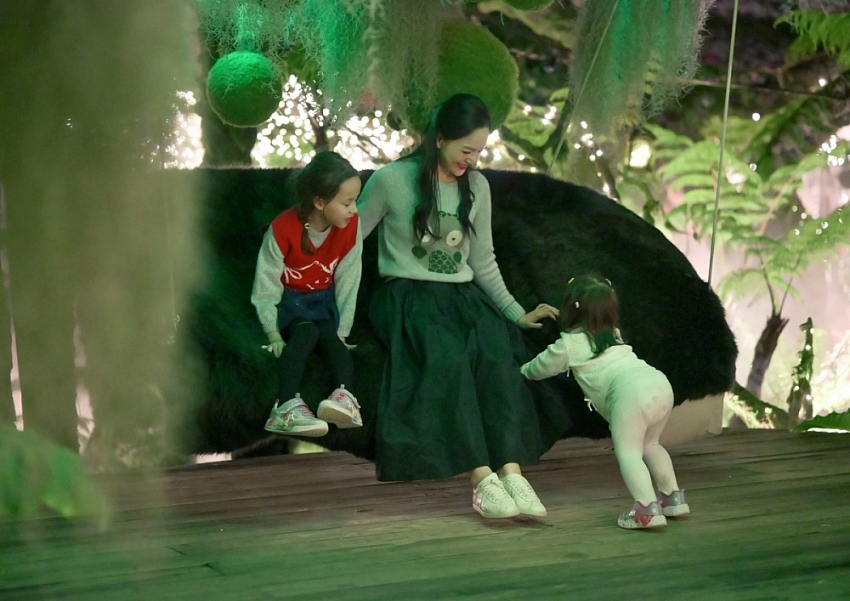 Diễn viên Lan Phương khoe vẻ rạng rỡ, gợi cảm tại sự kiện