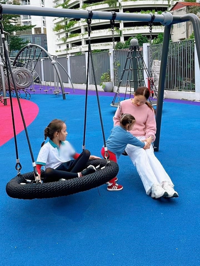 Diễn viên Lan Phương khoe vẻ rạng rỡ, gợi cảm tại sự kiện