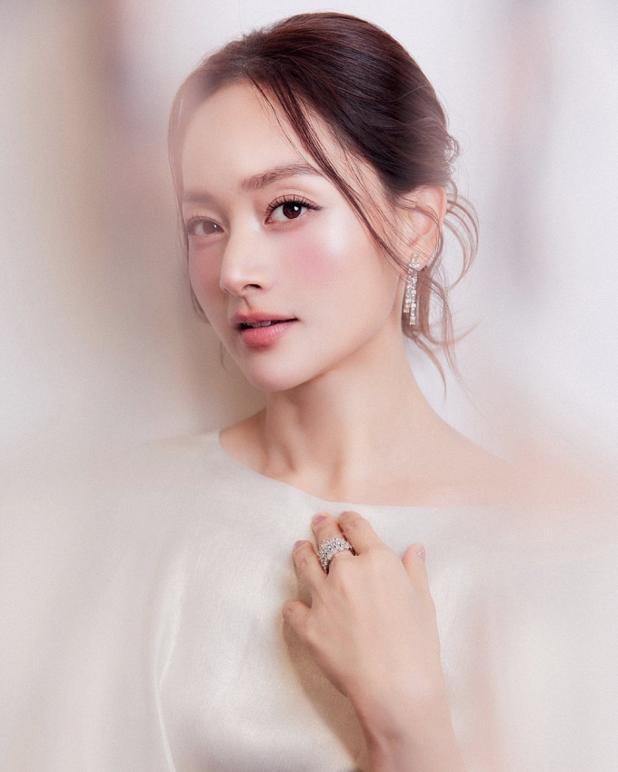 Diễn viên Lan Phương khoe vẻ rạng rỡ, gợi cảm tại sự kiện