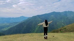 Thảo nguyên Tà Xùa khoác áo cỏ cháy, hút du khách