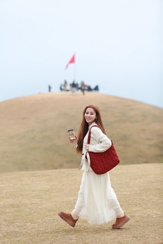 Thảo nguyên Tà Xùa khoác áo cỏ cháy, hút du khách