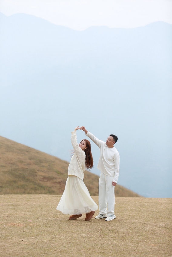 Thảo nguyên Tà Xùa khoác áo cỏ cháy, hút du khách