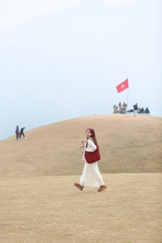 Thảo nguyên Tà Xùa khoác áo cỏ cháy, hút du khách