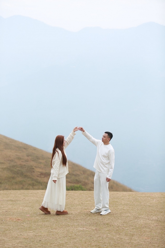 Thảo nguyên Tà Xùa khoác áo cỏ cháy, hút du khách