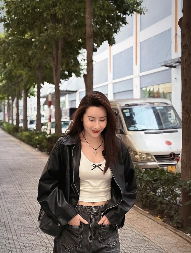 Ca sĩ Lưu Hương Giang lên tiếng về việc bị góp ý ngoại hình Ca sĩ Lưu Hương Giang lên tiếng về việc bị góp ý ngoại hình