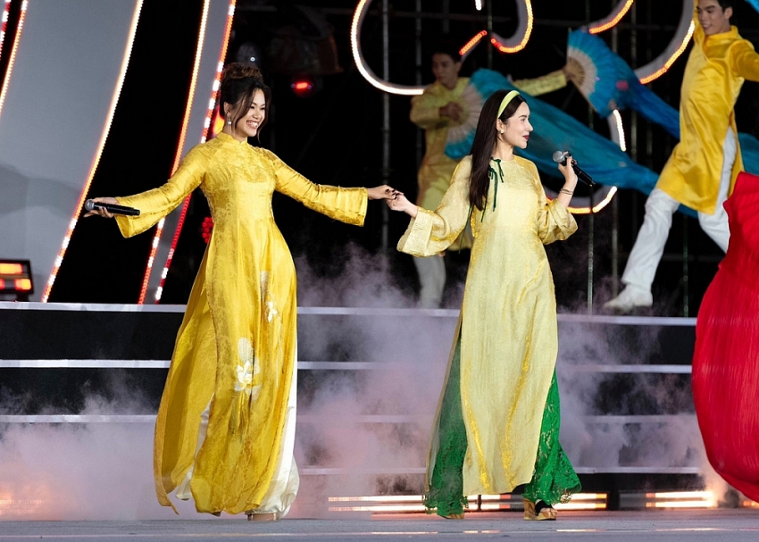 Ca sĩ Lưu Hương Giang lên tiếng về việc bị góp ý ngoại hình Ca sĩ Lưu Hương Giang lên tiếng về việc bị góp ý ngoại hình