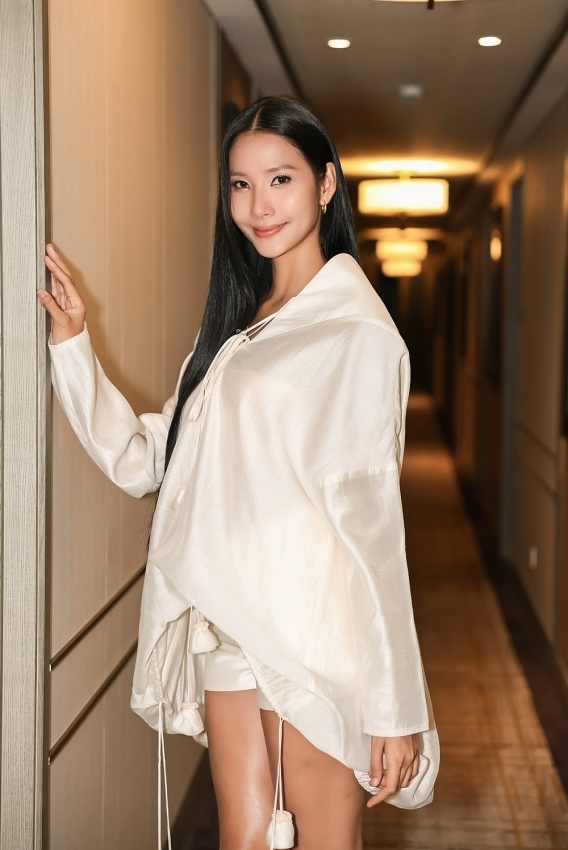 Á hậu Hoàng Thùy khoe nhan sắc thăng hạng, thần thái cuốn hút