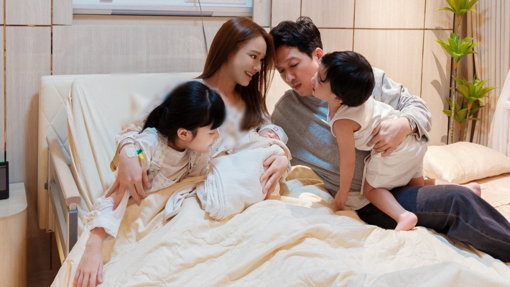 Trường Giang - Nhã Phương đón con thứ ba chào đời