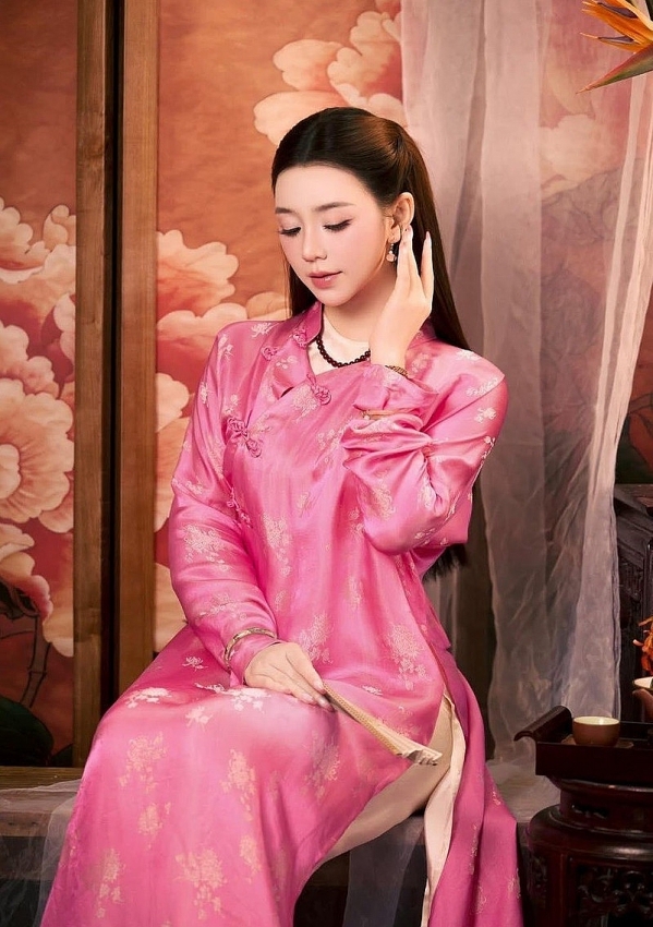 Ngắm loạt áo dài cách tân tuyệt đẹp của Chi Pu và dàn mỹ nhân Việt Ngắm loạt áo dài cách tân tuyệt đẹp của Chi Pu và dàn mỹ nhân Việt