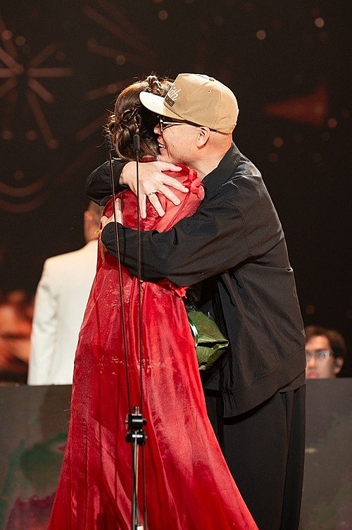 Hòa Minzy nhắc đến nhạc sĩ Huy Tuấn sau khi đoạt giải thưởng Hòa Minzy nhắc đến nhạc sĩ Huy Tuấn sau khi đoạt giải thưởng