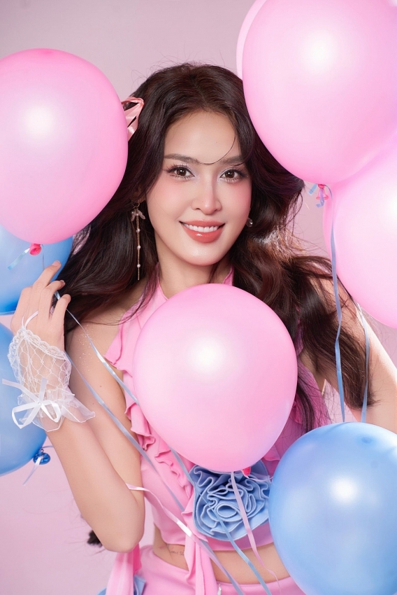 Lê Tú Vi khoe nhan sắc Lê Tú Vi khoe nhan sắc