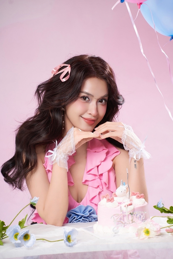 Lê Tú Vi khoe nhan sắc Lê Tú Vi khoe nhan sắc