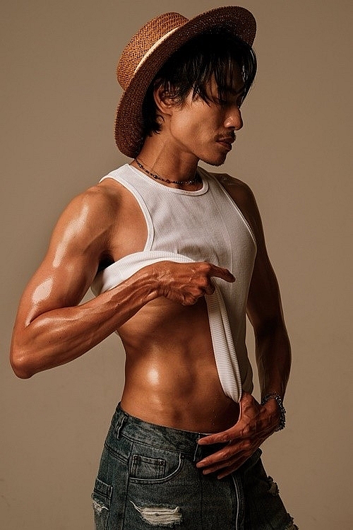 Diễn viên Kiều Minh Tuấn gây sốt với hình thể cực phẩm