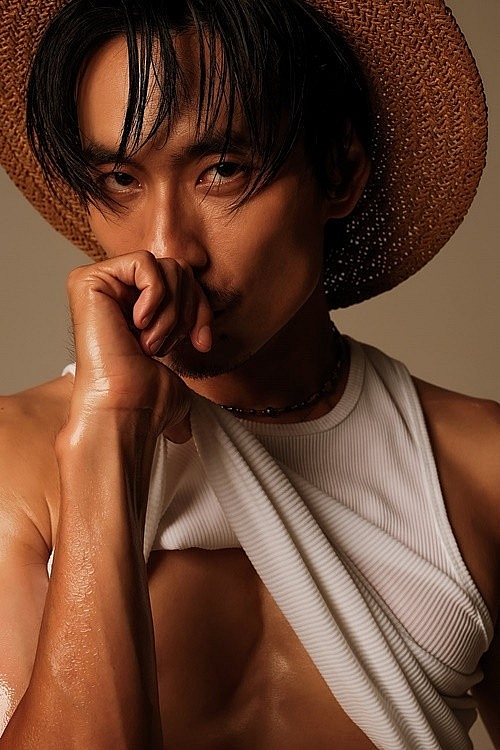 Diễn viên Kiều Minh Tuấn gây sốt với hình thể cực phẩm