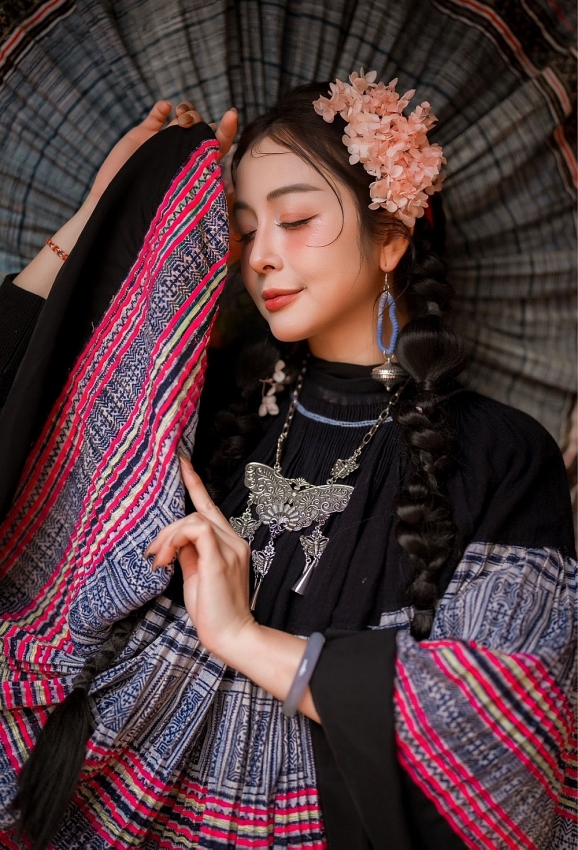 Jennifer Phạm hoá cô gái vùng cao, khoe sắc giữa núi rừng Sa Pa