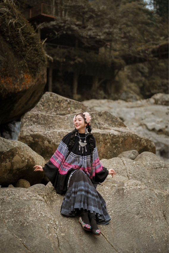 Jennifer Phạm hoá cô gái vùng cao, khoe sắc giữa núi rừng Sa Pa