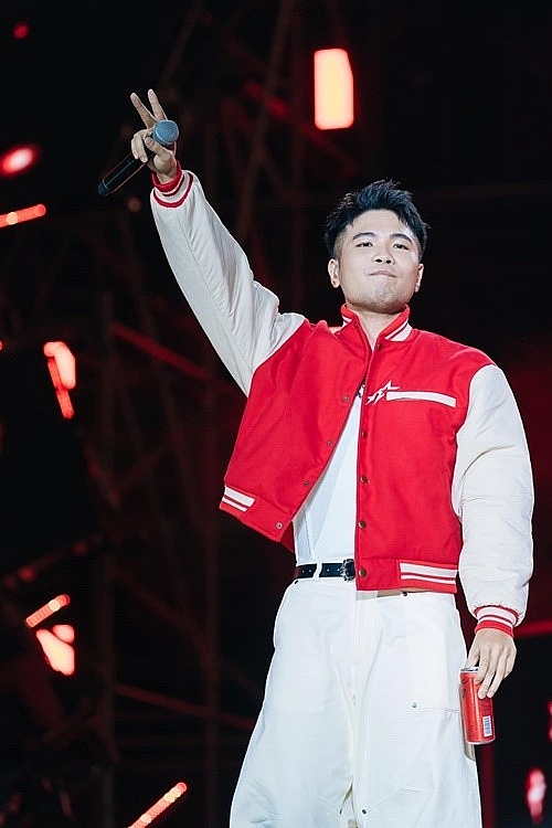 Rapper Phúc Du lần đầu công khai bạn đời gắn bó từ thuở học trò Rapper Phúc Du lần đầu công khai bạn đời gắn bó từ thuở học trò