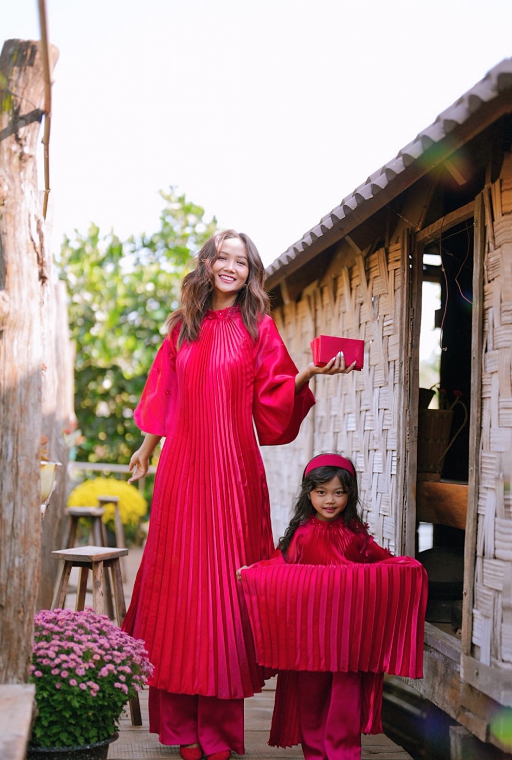 H'Hen Niê diện áo dài đỏ, hạnh phúc quây quần bên gia đình sau món quà "cực khủng" dành cho bố mẹ nhân dịp đầu năm