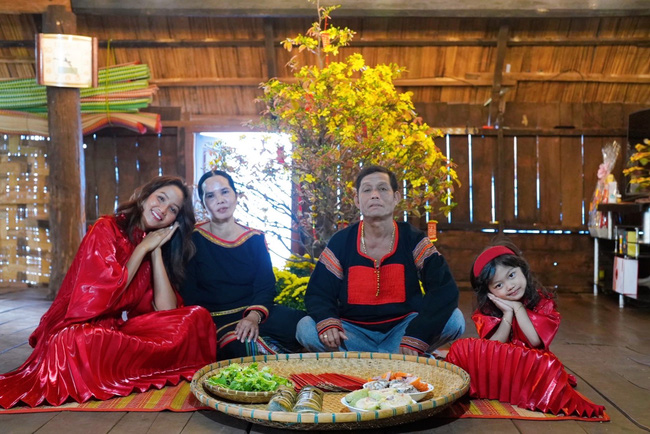 H'Hen Niê diện áo dài đỏ, hạnh phúc quây quần bên gia đình sau món quà "cực khủng" dành cho bố mẹ nhân dịp đầu năm