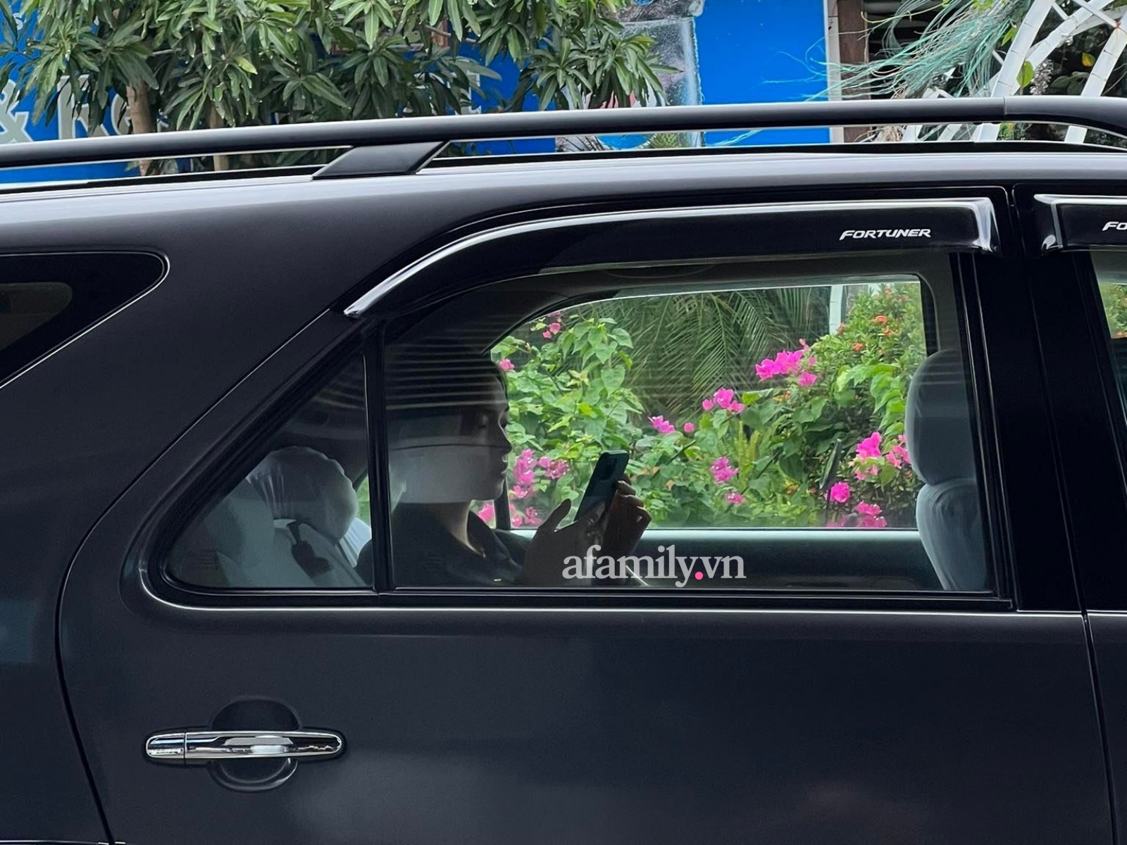 Paparazzi tóm gọn Châu Bùi 'tay trong tay' Binz ngày Valentine Paparazzi tóm gọn Châu Bùi 'tay trong tay' Binz ngày Valentine