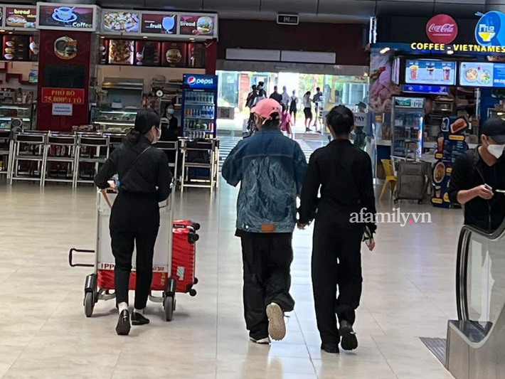 Paparazzi tóm gọn Châu Bùi 'tay trong tay' Binz ngày Valentine Paparazzi tóm gọn Châu Bùi 'tay trong tay' Binz ngày Valentine