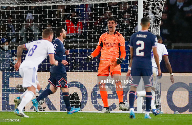 Messi sút hỏng pen, PSG thắng nghẹt thở Real; Ronaldo lập siêu phẩm giải cứu Man United