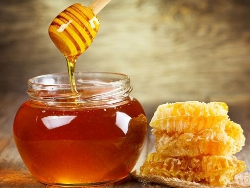 Tẩy da chết bằng mật ong giúp da mướt mịn không tì vết