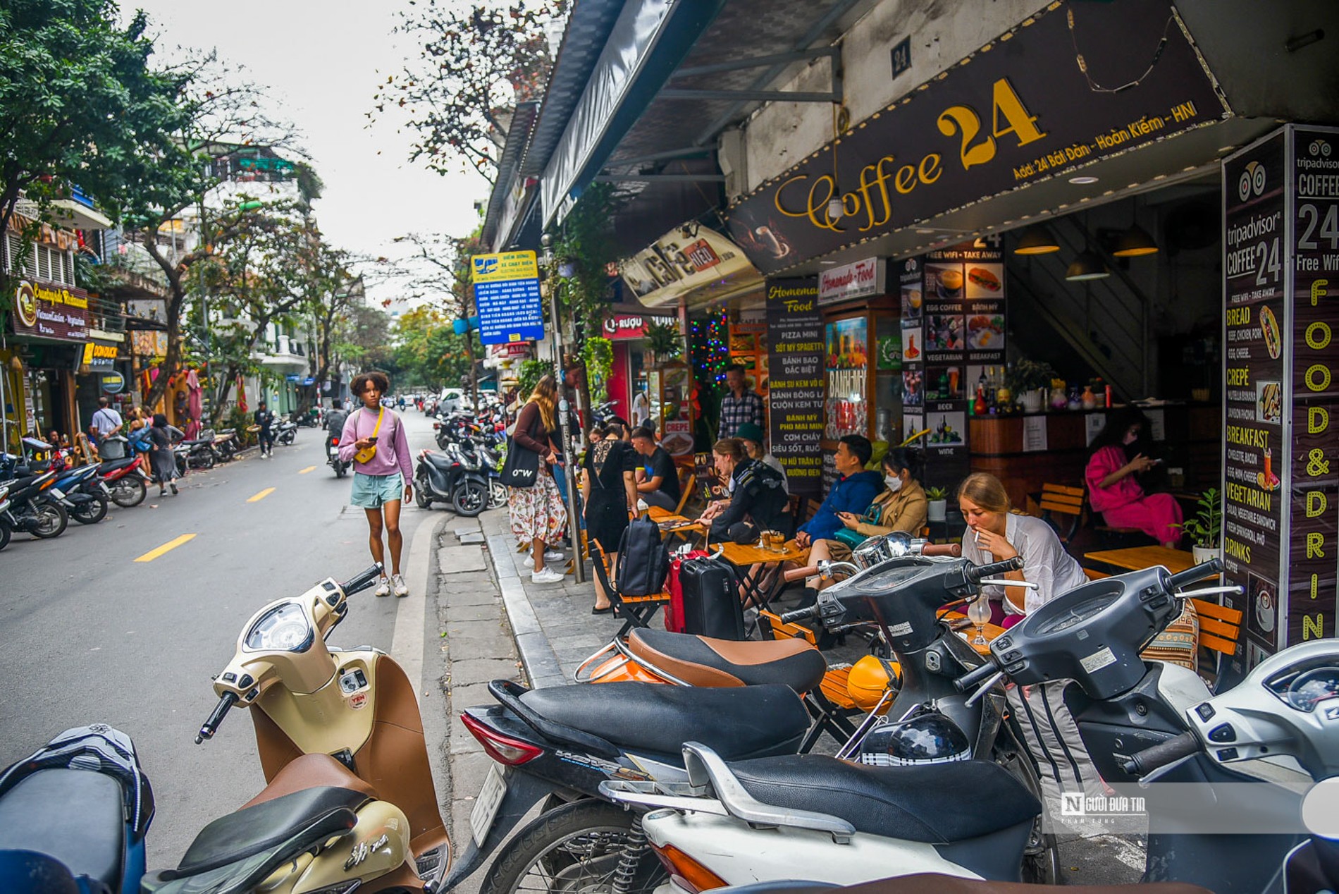 Muôn kiểu lấn chiếm vỉa hè ở Hà Nội