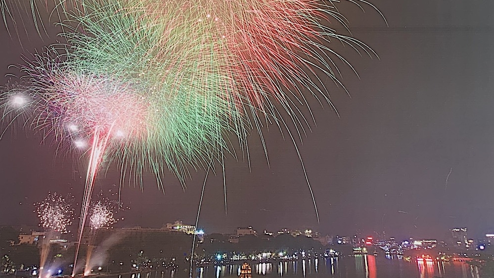 Vì sao đêm giao thừa không thể thiếu màn bắn pháo hoa?