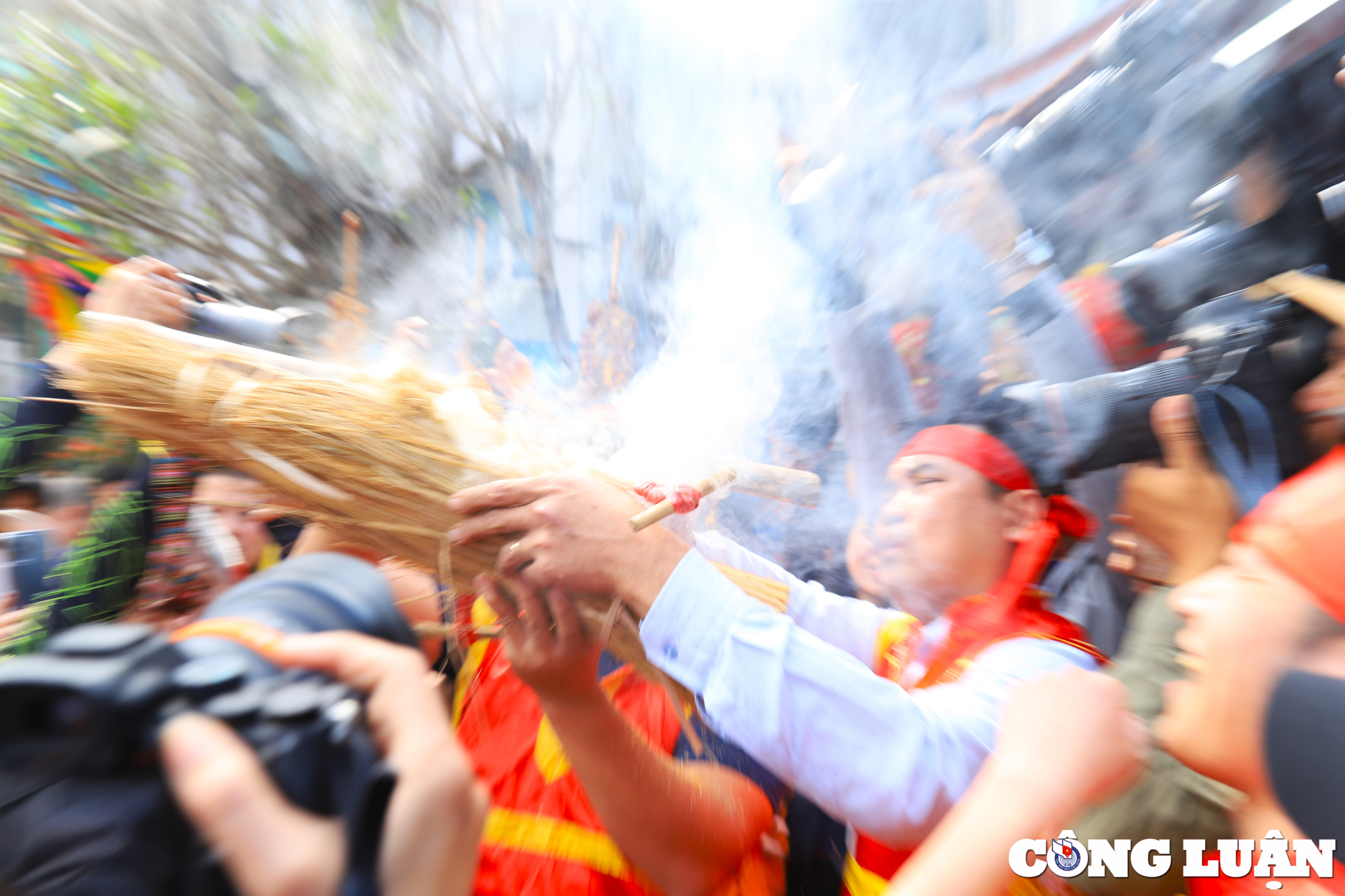Hà Nội: Độc đáo Hội thi kéo lửa, thổi cơm ở làng Thị Cấm