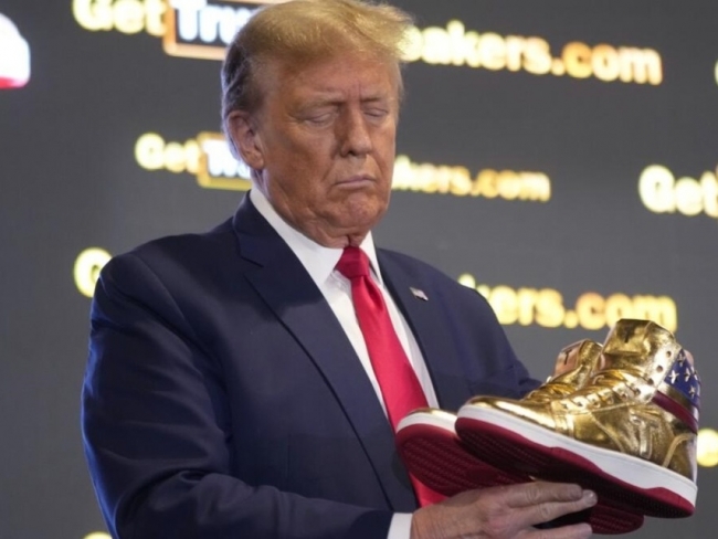 Ông Donald Trump ra mắt mẫu giày vàng ánh kim giá 399 USD