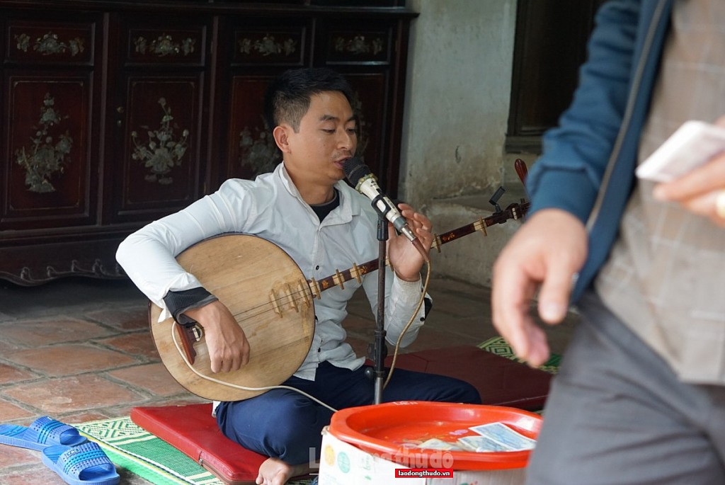 Nam Định: Đông đảo người dân du xuân đền Trần ngày đầu năm